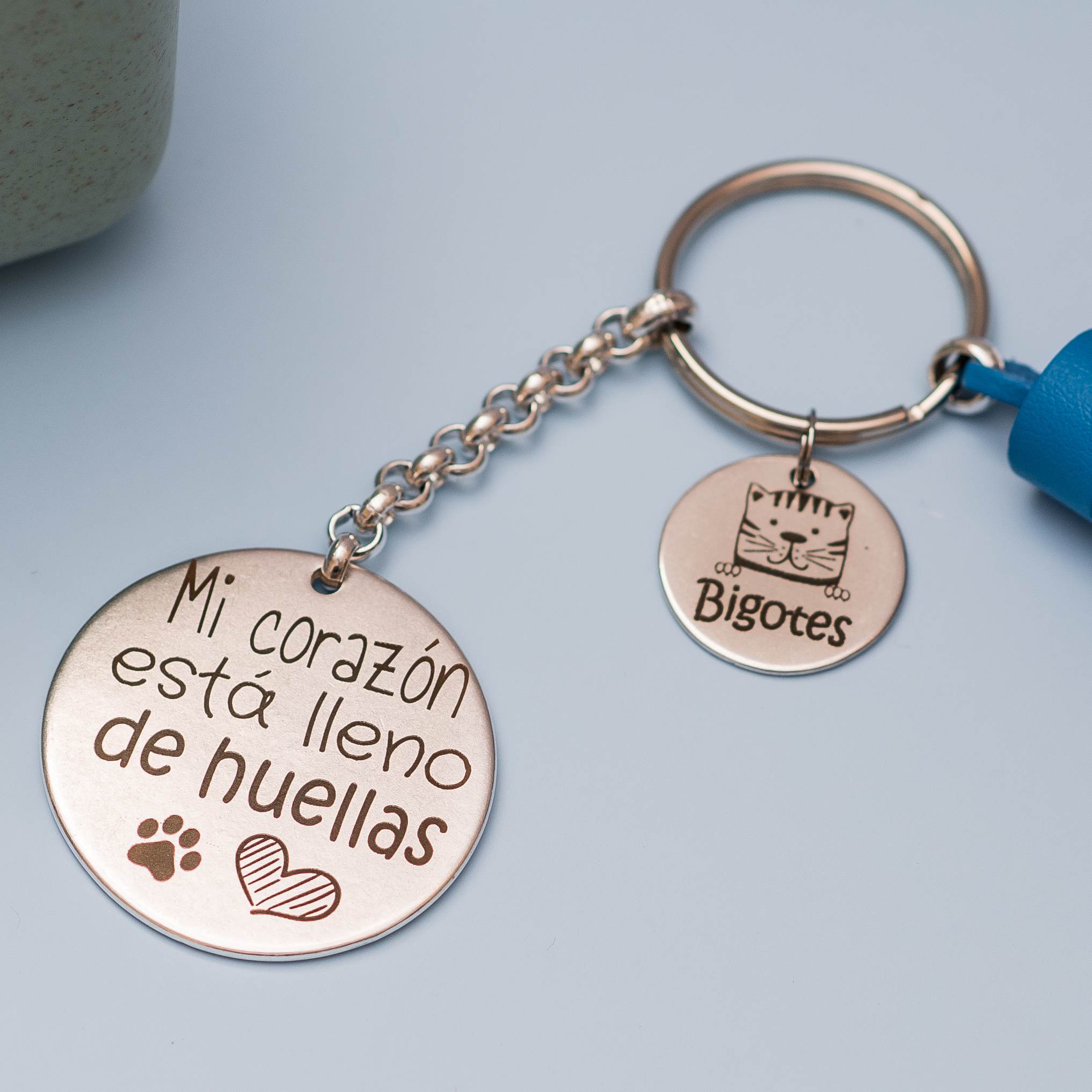 llavero corazón lleno de huellas