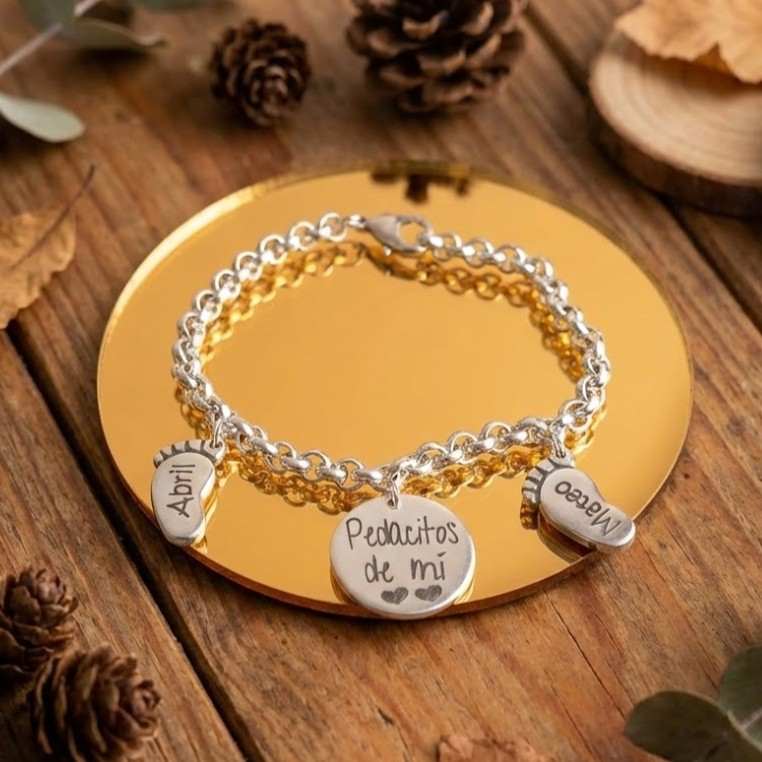 Pulsera pedacitos de mi con pies grabados